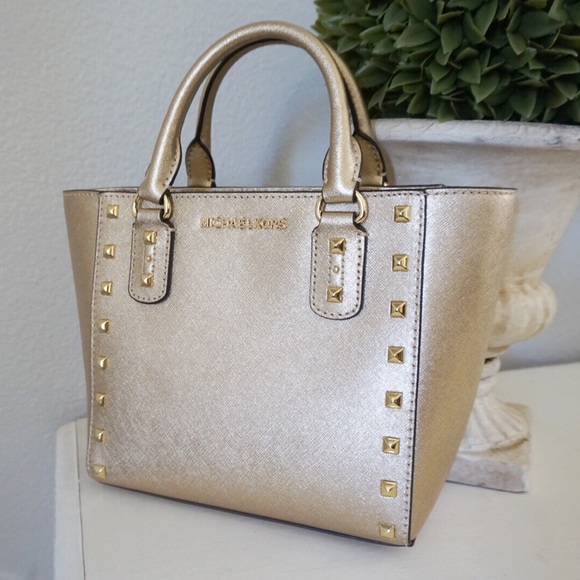 Michael Kors Handbags - ⭐️MICHAEL KORS SANDRINE CROSSBODY⭐️